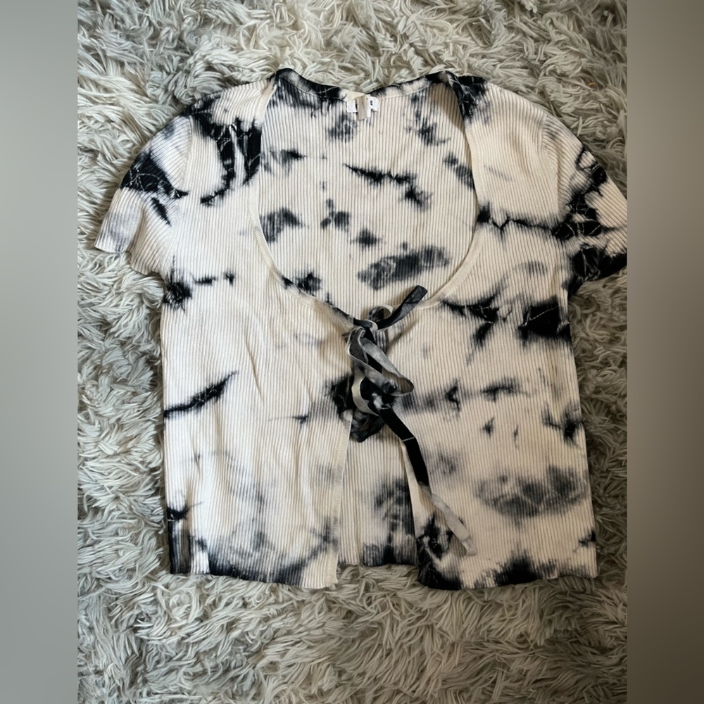 🤍🖤 Tie Dye Tie-Front Crop Top (xs) - Picture 3 of 4